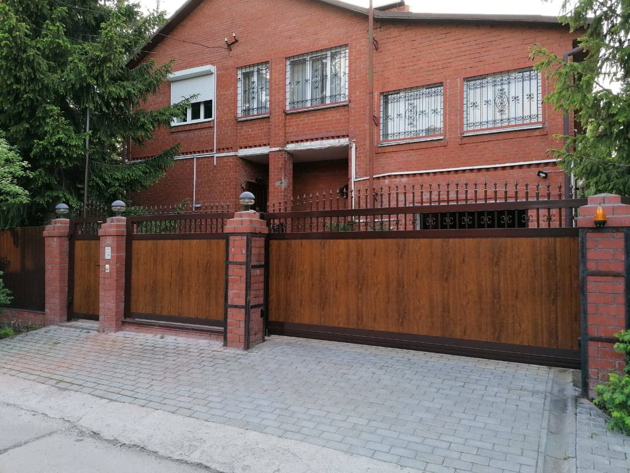 Уличные ворота DoorHan в Саратове с установкой