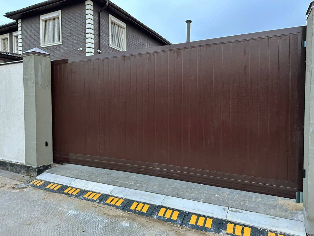 Уличные ворота DoorHan в Саратове с установкой