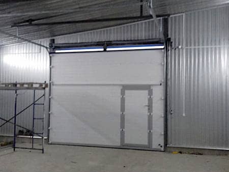 Подъемные ворота с калиткой для гаража в Саратове